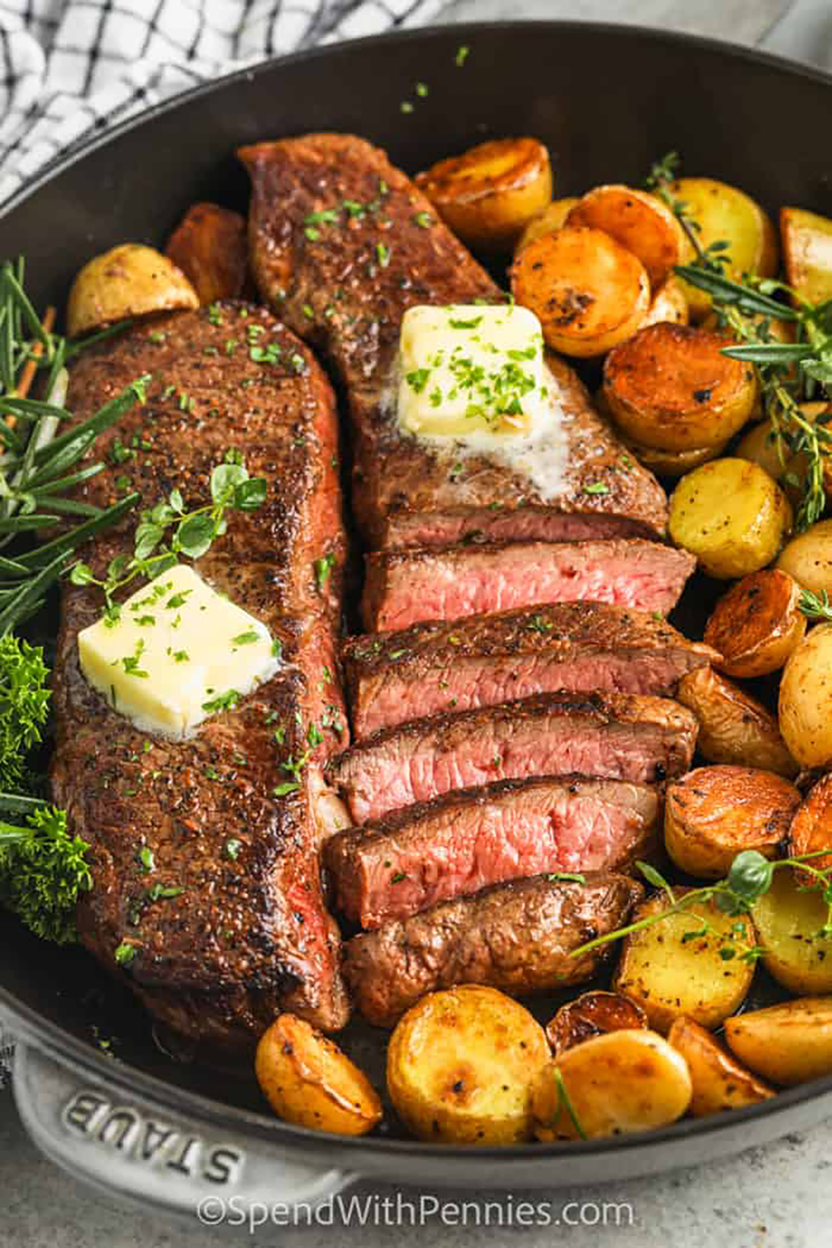 Bistecca di aglio e padella di patate