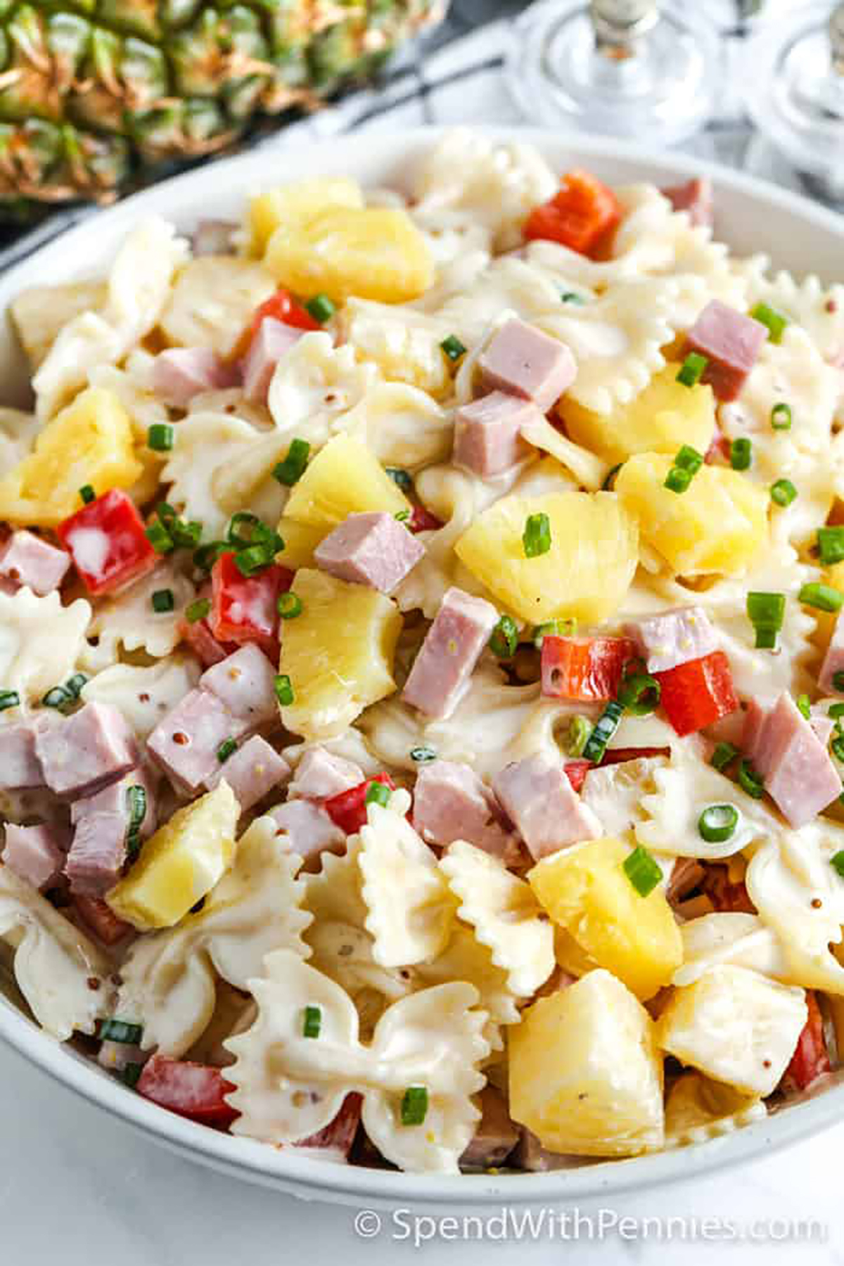 Insalata di pasta con prosciutto e ananas